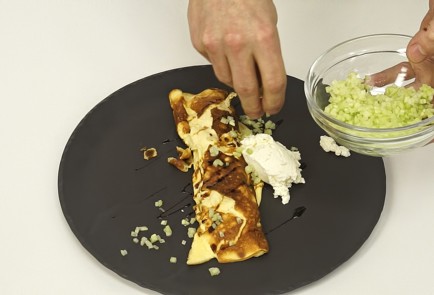 Фото шага рецепта Омлет с лососем и творожным сыром 81271 шаг 5  