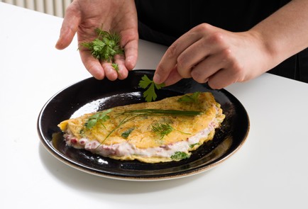 Фото шага рецепта Омлет с микрозеленью и сыром 152516 шаг 10  