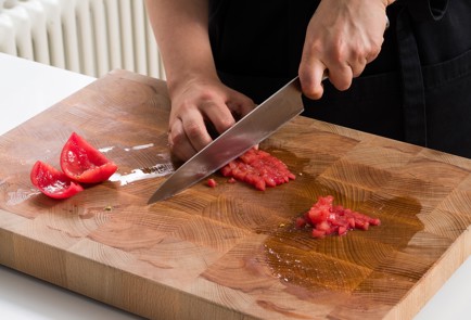 Фото шага рецепта Омлет с микрозеленью и сыром 152516 шаг 2  