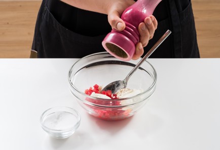 Фото шага рецепта Омлет с микрозеленью и сыром 152516 шаг 3  