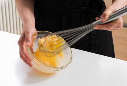 Фото шага рецепта Омлет с микрозеленью и сыром 152516 шаг 4  