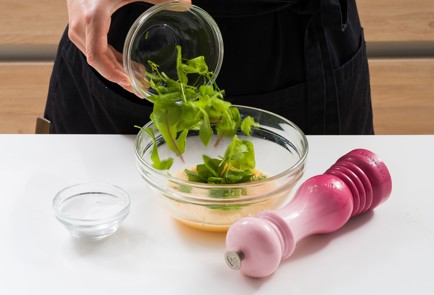 Фото шага рецепта Омлет с микрозеленью и сыром 152516 шаг 5  