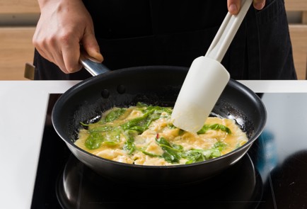 Фото шага рецепта Омлет с микрозеленью и сыром 152516 шаг 7  