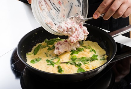 Фото шага рецепта Омлет с микрозеленью и сыром 152516 шаг 8  