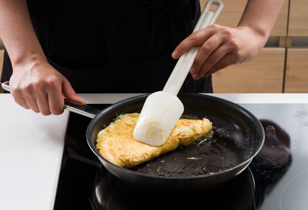 Фото шага рецепта Омлет с микрозеленью и сыром 152516 шаг 9  