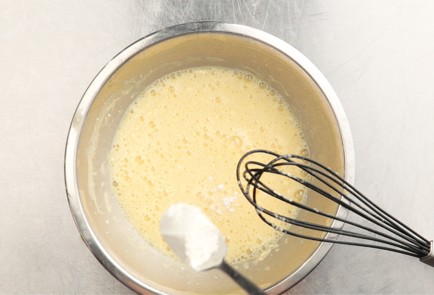 Фото шага рецепта Омлет с мукой 52948 шаг 2  