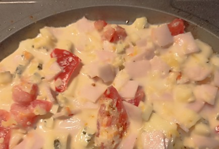 Фото шага рецепта Омлет с ветчиной помидорами и сыром в мультипекаре 191149 шаг 10  