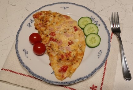 Фото шага рецепта Омлет с ветчиной помидорами и сыром в мультипекаре 191149 шаг 11  