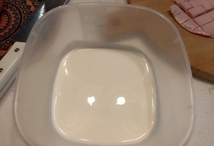 Фото шага рецепта Омлет с ветчиной помидорами и сыром в мультипекаре 191149 шаг 2  