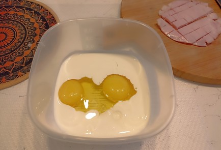 Фото шага рецепта Омлет с ветчиной помидорами и сыром в мультипекаре 191149 шаг 3  