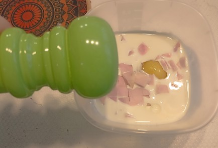 Фото шага рецепта Омлет с ветчиной помидорами и сыром в мультипекаре 191149 шаг 5  