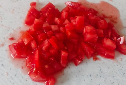 Фото шага рецепта Омлет с помидором и базиликом 191695 шаг 1  