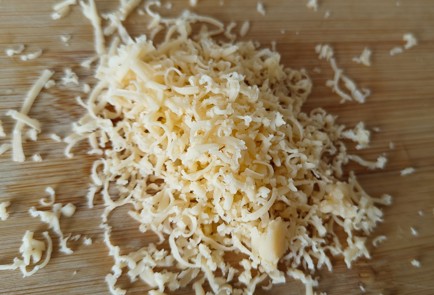 Фото шага рецепта Омлет с помидором и базиликом 191695 шаг 3  