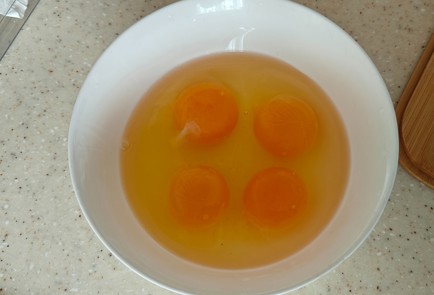 Фото шага рецепта Омлет с помидором и базиликом 191695 шаг 4  