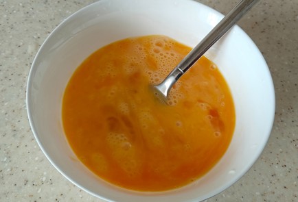 Фото шага рецепта Омлет с помидором и базиликом 191695 шаг 5  