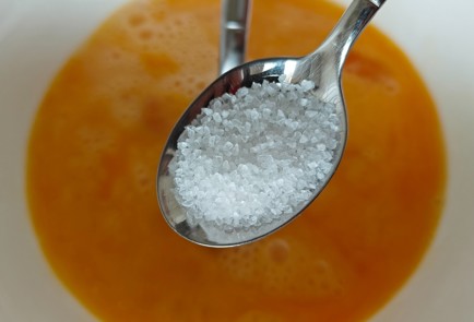 Фото шага рецепта Омлет с помидором и базиликом 191695 шаг 6  