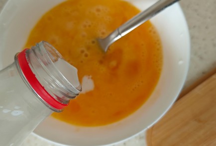 Фото шага рецепта Омлет с помидором и базиликом 191695 шаг 7  