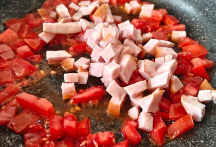 Фото шага рецепта Омлет с помидором и базиликом 191695 шаг 8  