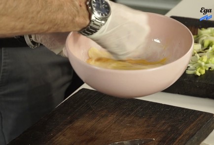 Фото шага рецепта Омлет с пореем 125887 шаг 1  