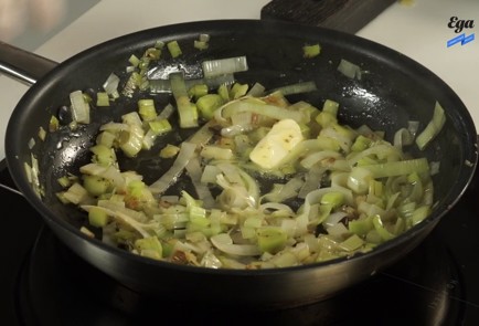 Фото шага рецепта Омлет с пореем 125887 шаг 2  