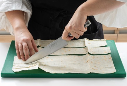 Фото шага рецепта Омлет с розочками из лаваша 151694 шаг 1  