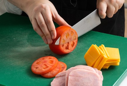 Фото шага рецепта Омлет с розочками из лаваша 151694 шаг 2  