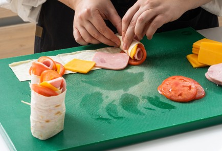 Фото шага рецепта Омлет с розочками из лаваша 151694 шаг 3  