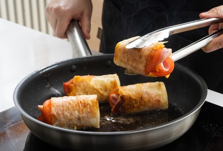 Фото шага рецепта Омлет с розочками из лаваша 151694 шаг 4  