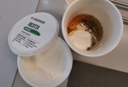 Фото шага рецепта Омлет с сыром рикотта 186558 шаг 3  