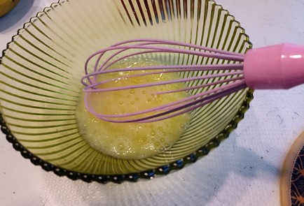 Фото шага рецепта Омлет с томатами и сыром в мультипекаре 191150 шаг 2  