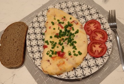 Фото шага рецепта Омлет с томатами и сыром в мультипекаре 191150 шаг 8  