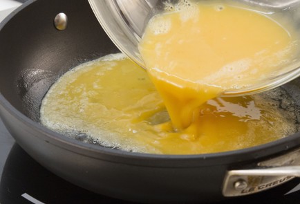 Фото шага рецепта Омлет с водкой и лососем 16926 шаг 2  