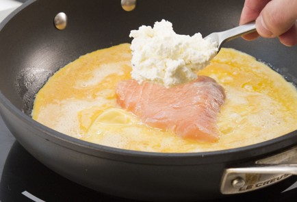 Фото шага рецепта Омлет с водкой и лососем 16926 шаг 3  