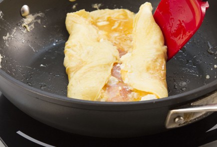 Фото шага рецепта Омлет с водкой и лососем 16926 шаг 4  