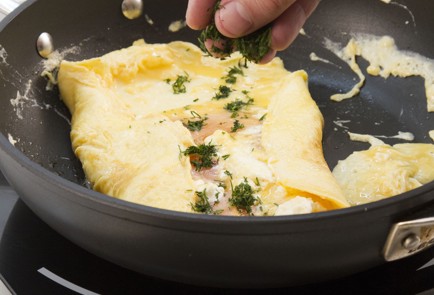 Фото шага рецепта Омлет с водкой и лососем 16926 шаг 5  