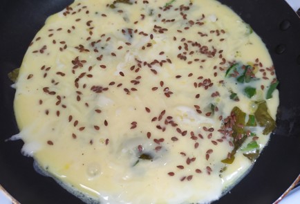 Фото шага рецепта Омлет с зеленым щавелем и семенами льна 189847 шаг 10  