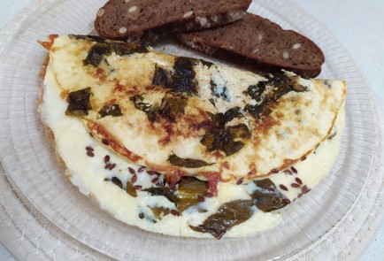 Фото шага рецепта Омлет с зеленым щавелем и семенами льна 189847 шаг 11  