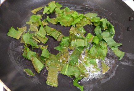 Фото шага рецепта Омлет с зеленым щавелем и семенами льна 189847 шаг 7  