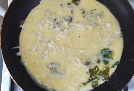 Фото шага рецепта Омлет с зеленым щавелем и семенами льна 189847 шаг 9  