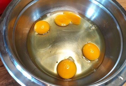 Фото шага рецепта Омлет со шпинатом и помидорами 189157 шаг 1  