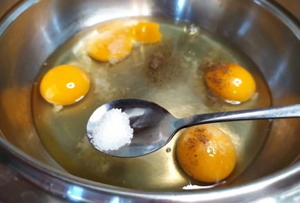 Фото шага рецепта Омлет со шпинатом и помидорами 189157 шаг 2  