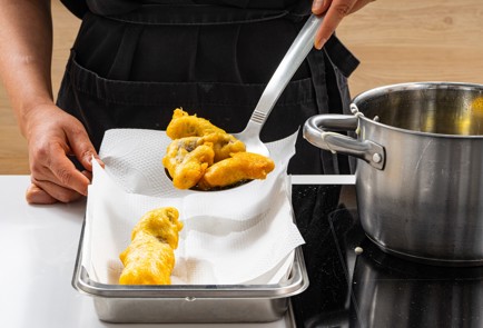 Фото шага рецепта Омуль в кляре с бататом фри 186382 шаг 11  