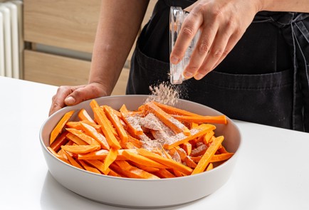 Фото шага рецепта Омуль в кляре с бататом фри 186382 шаг 12  