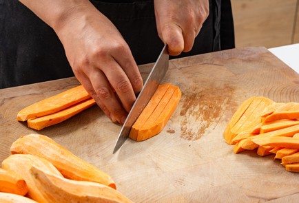 Фото шага рецепта Омуль в кляре с бататом фри 186382 шаг 2  