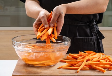 Фото шага рецепта Омуль в кляре с бататом фри 186382 шаг 3  