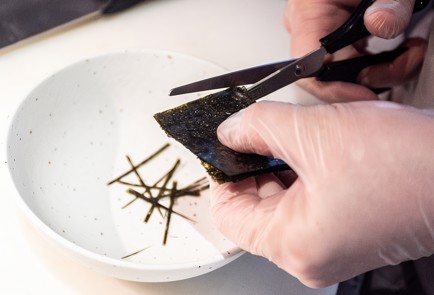 Фото шага рецепта Онигири с кунжутом 138614 шаг 2  