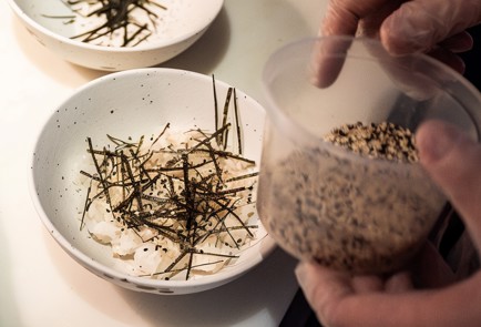 Фото шага рецепта Онигири с кунжутом 138614 шаг 3  