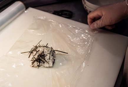 Фото шага рецепта Онигири с кунжутом 138614 шаг 4  