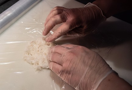 Фото шага рецепта Онигири с курицей 138608 шаг 4  