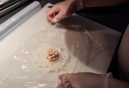 Фото шага рецепта Онигири с курицей 138608 шаг 5  